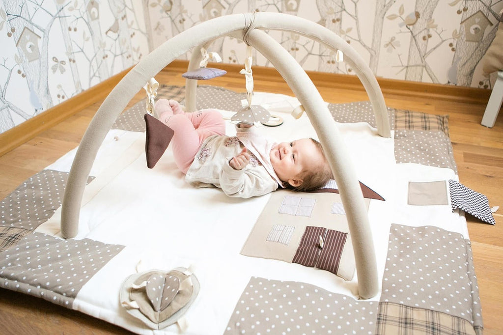 Speelkleed baby met speelbogen 120x120 cm bruin – afbeelding 10