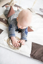 Speelkleed baby met speelbogen 120x120 cm bruin – afbeelding 11