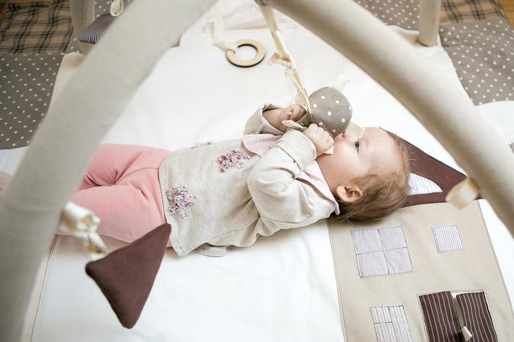 Speelkleed baby met speelbogen 120x120 cm bruin – afbeelding 9