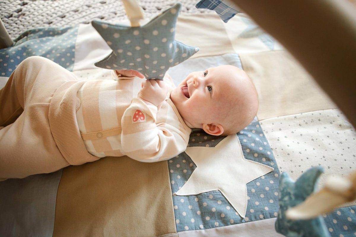Speelkleed baby met sterren en speelbogen blauw – afbeelding 5