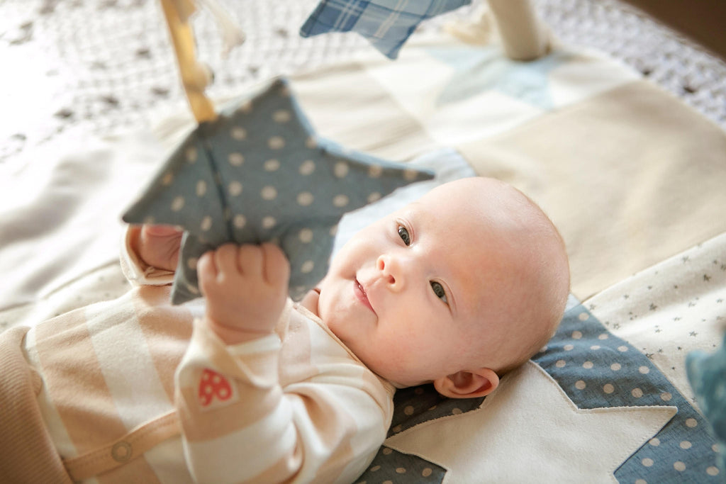 Speelkleed baby met sterren en speelbogen blauw – afbeelding 9