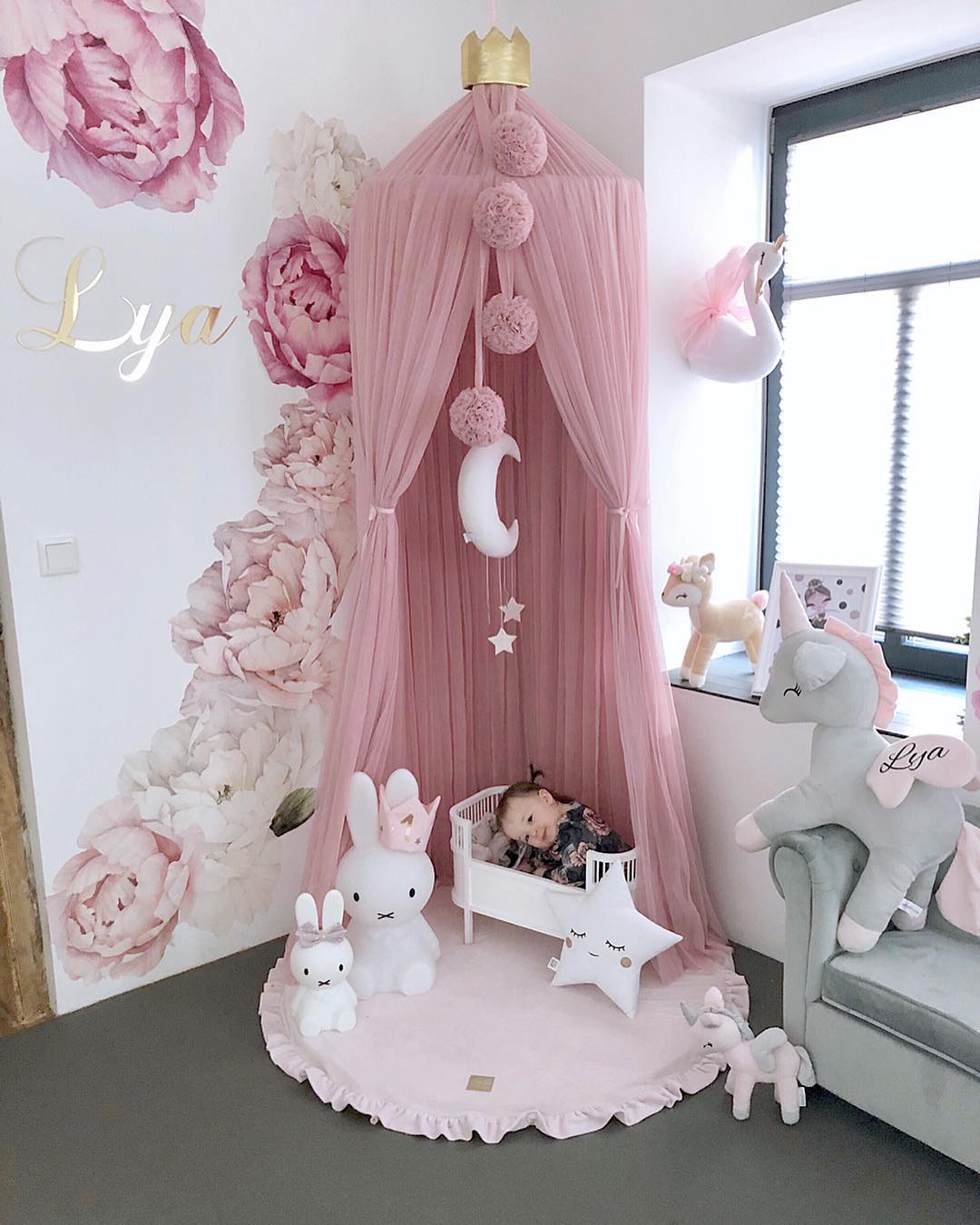 Speelkleed baby rond met ruche – roze velvet – afbeelding 2