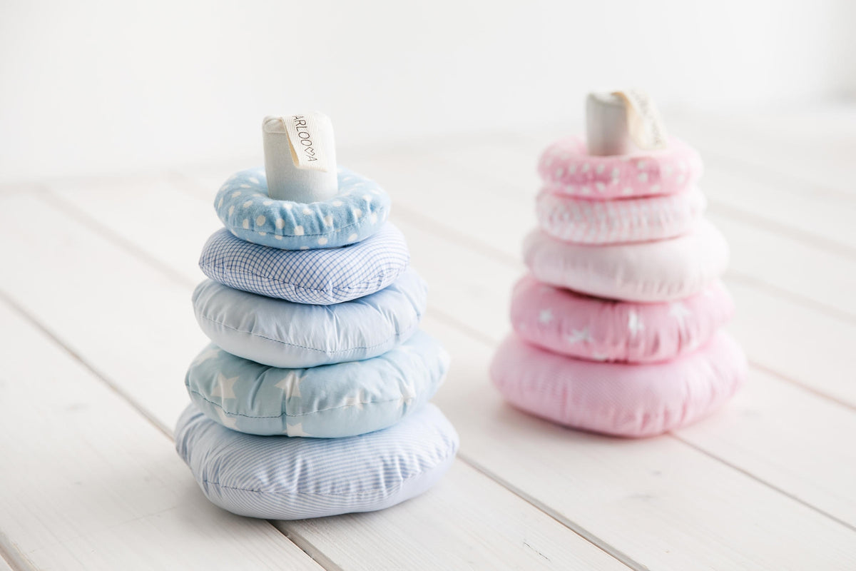 Stapeltoren baby met rammelende en knisperende ringen
