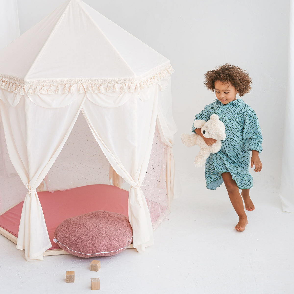 Speeltent paviljoen boho ecru met tule en kwastjes – afbeelding 3