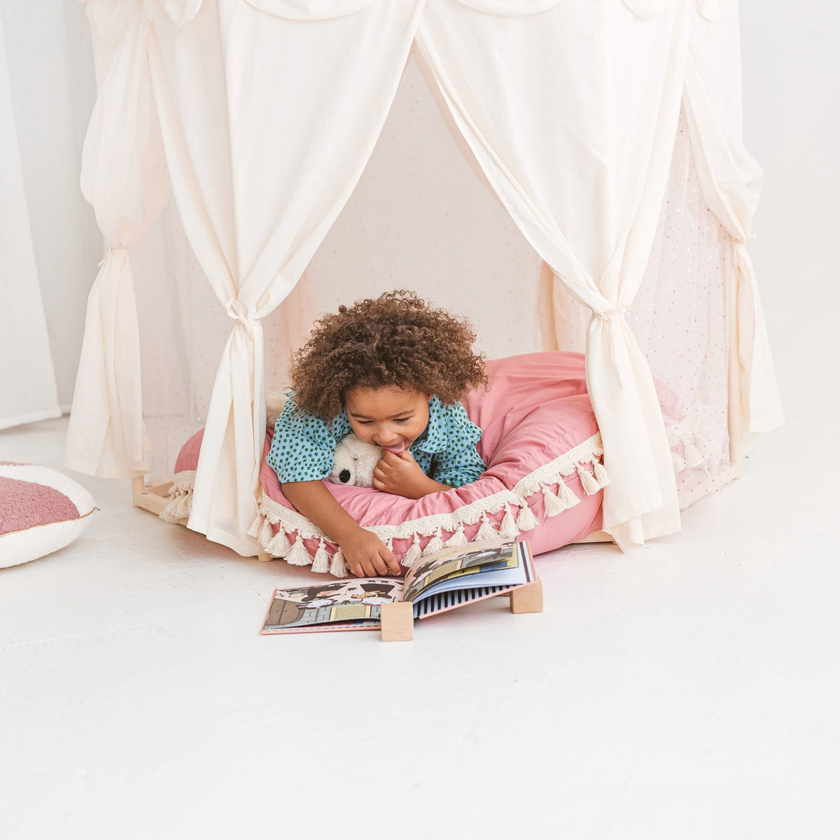 Speeltent paviljoen boho ecru met tule en kwastjes – afbeelding 4