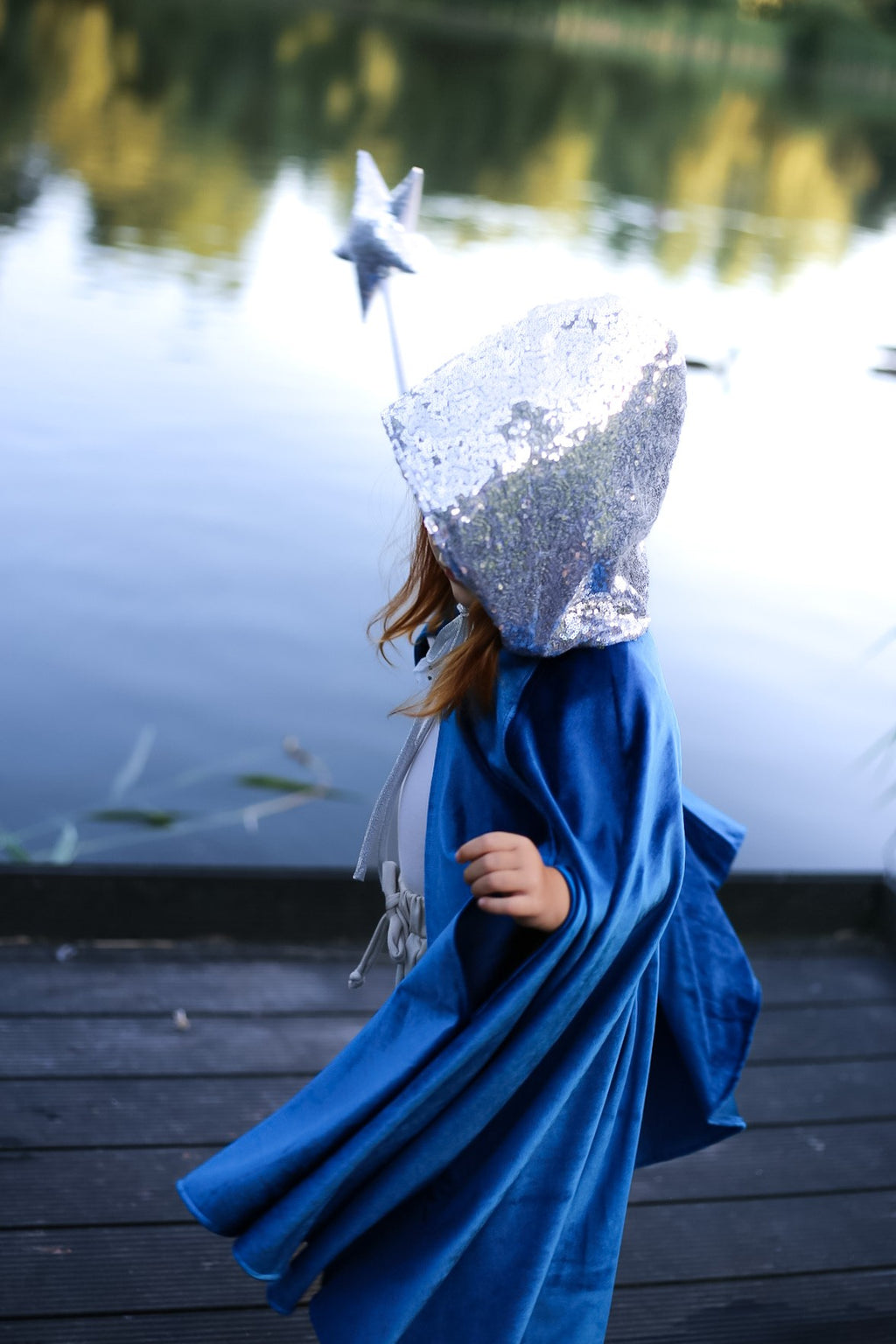 Verkleedcape met capuchon ijsblauw – afbeelding 4