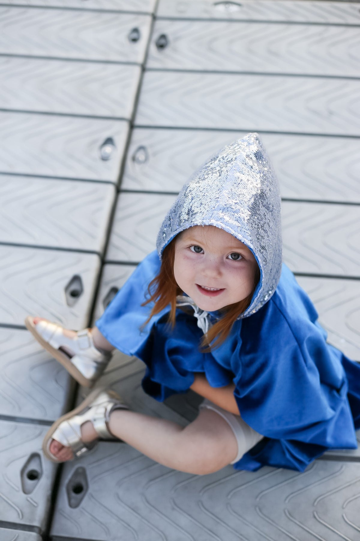Verkleedcape met capuchon ijsblauw – afbeelding 5