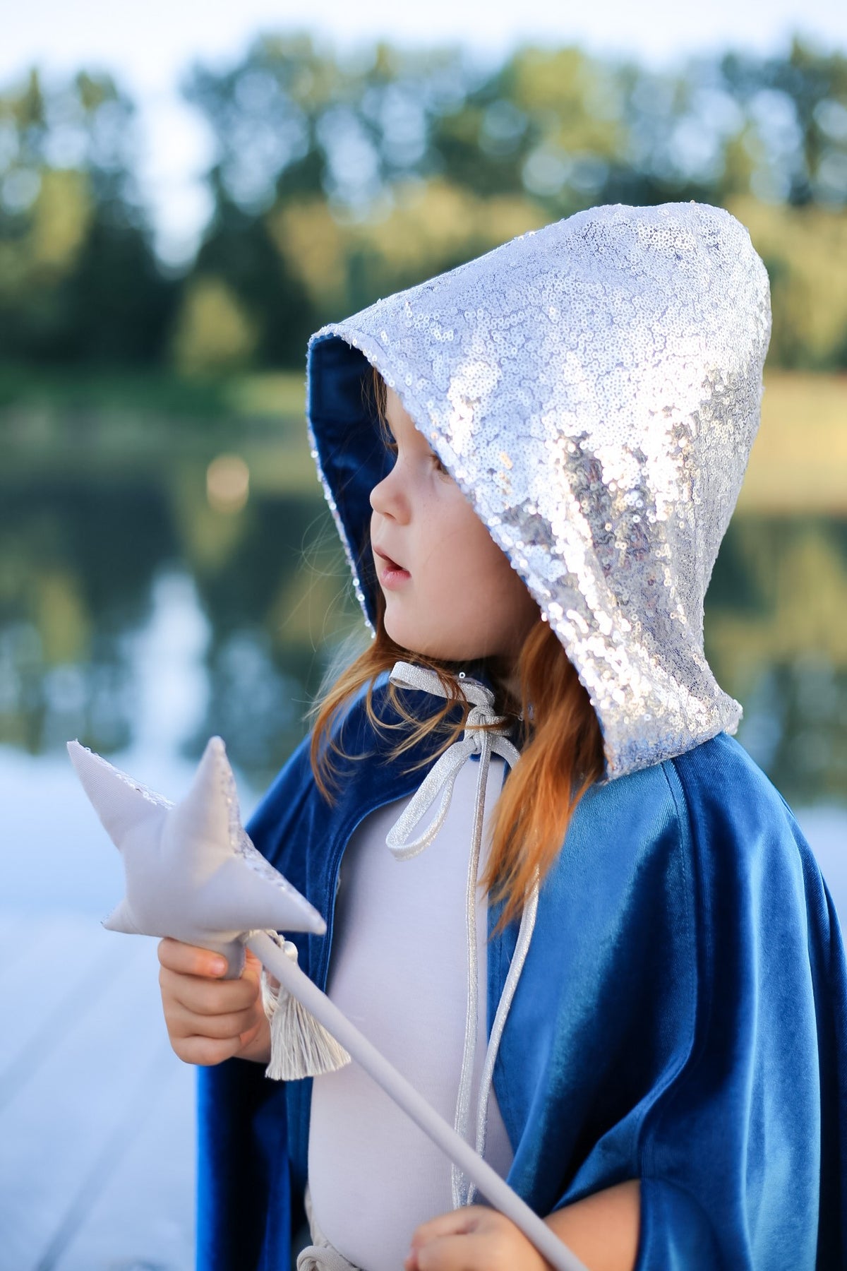 Verkleedcape met capuchon ijsblauw – afbeelding 6
