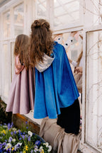 Verkleedcape met capuchon ijsblauw – afbeelding 7