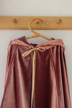 Verkleedcape met capuchon oudroze – afbeelding 3