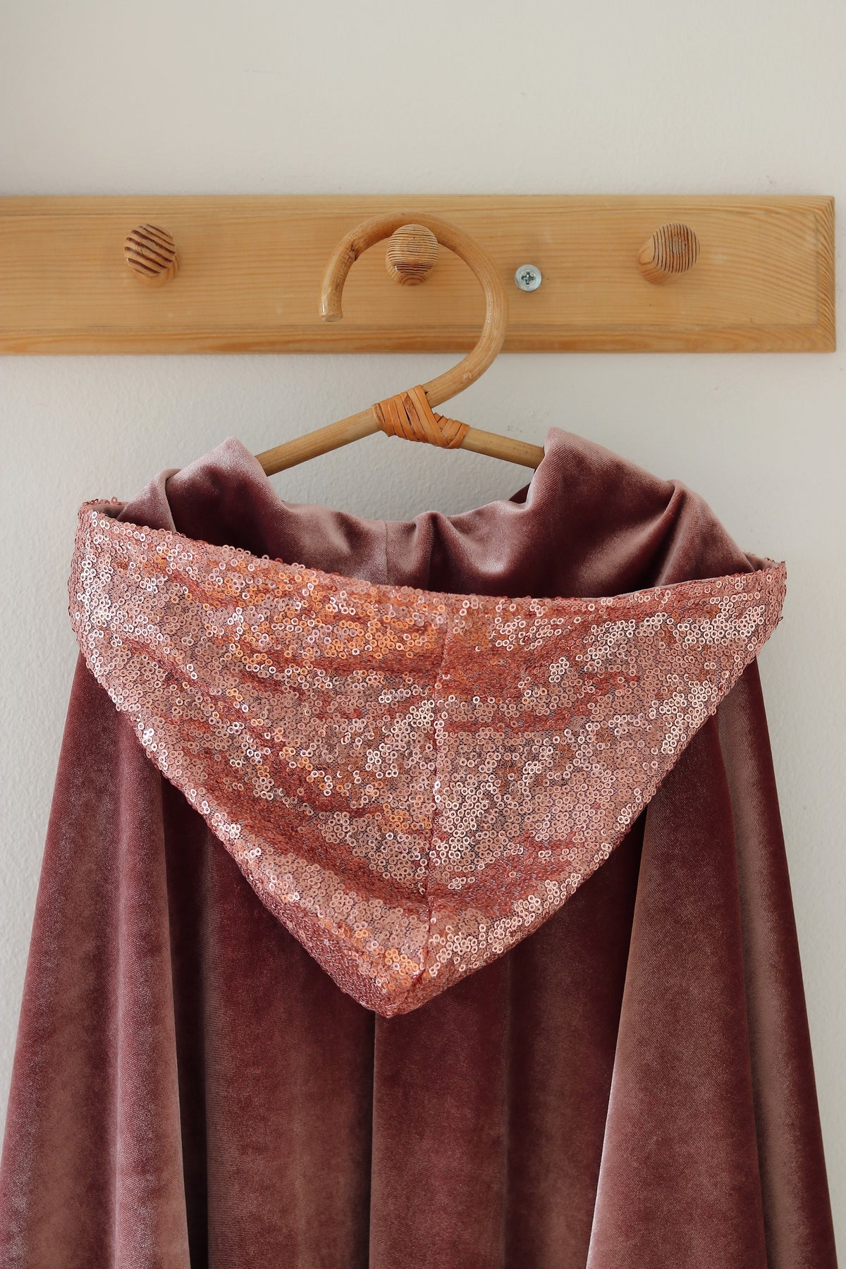 Verkleedcape met capuchon oudroze – afbeelding 4