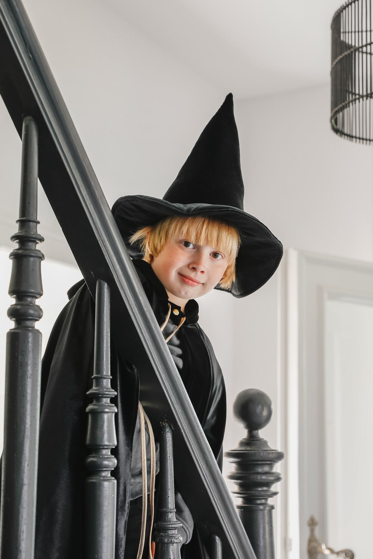 Verkleedcape met capuchon zwart – afbeelding 5