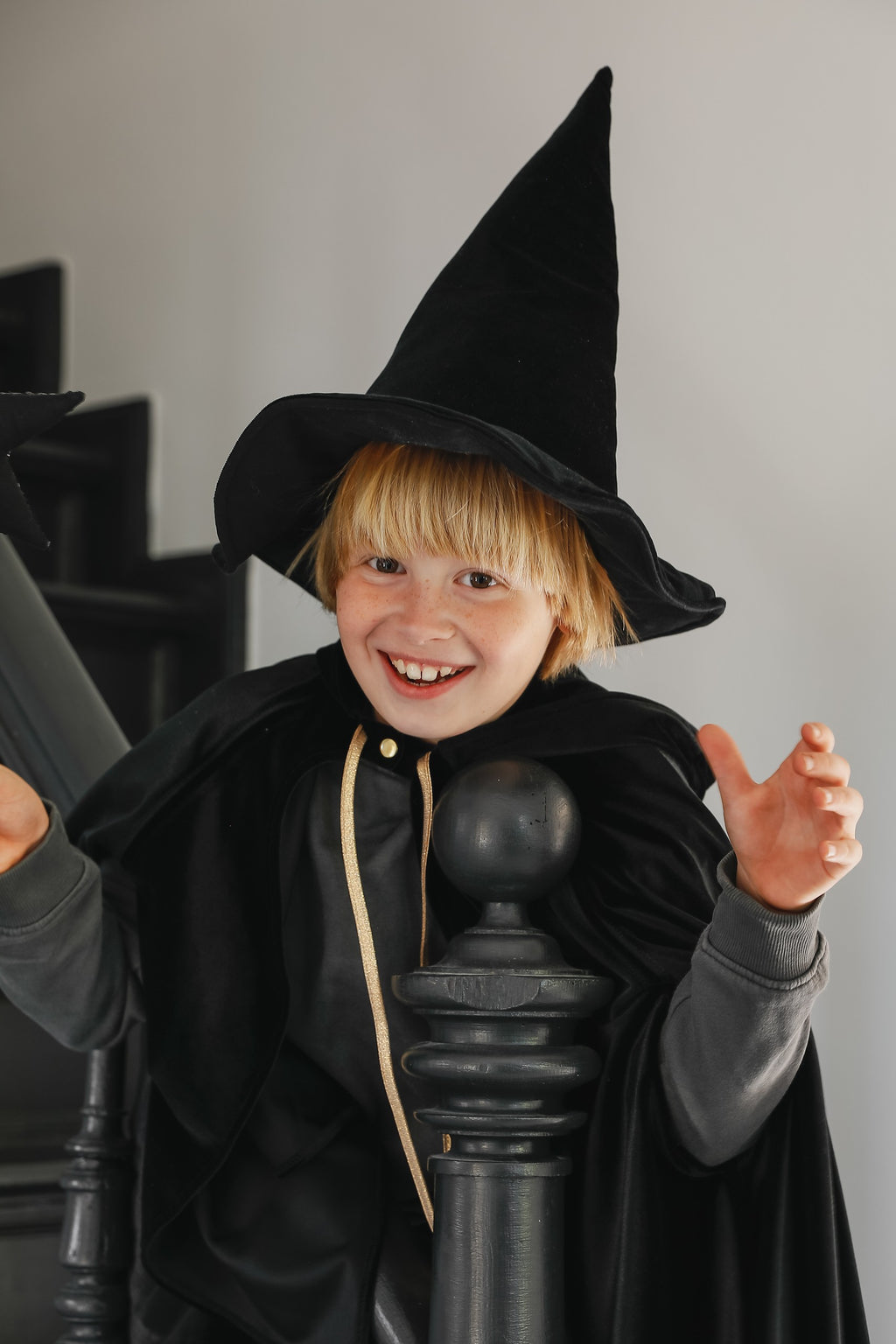 Verkleedcape met capuchon zwart – afbeelding 6