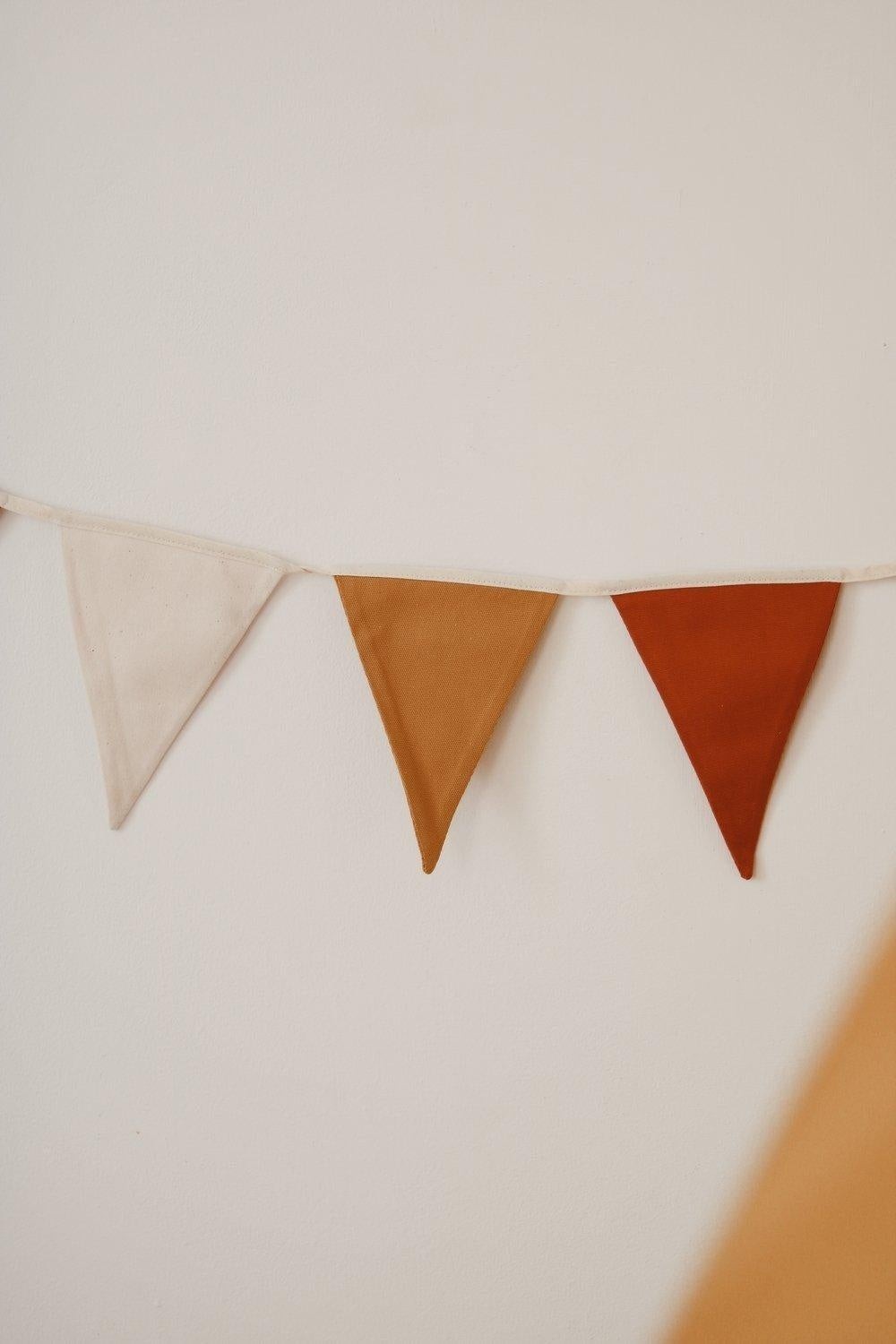 Vlaggenslinger kinderkamer oker – afbeelding 4