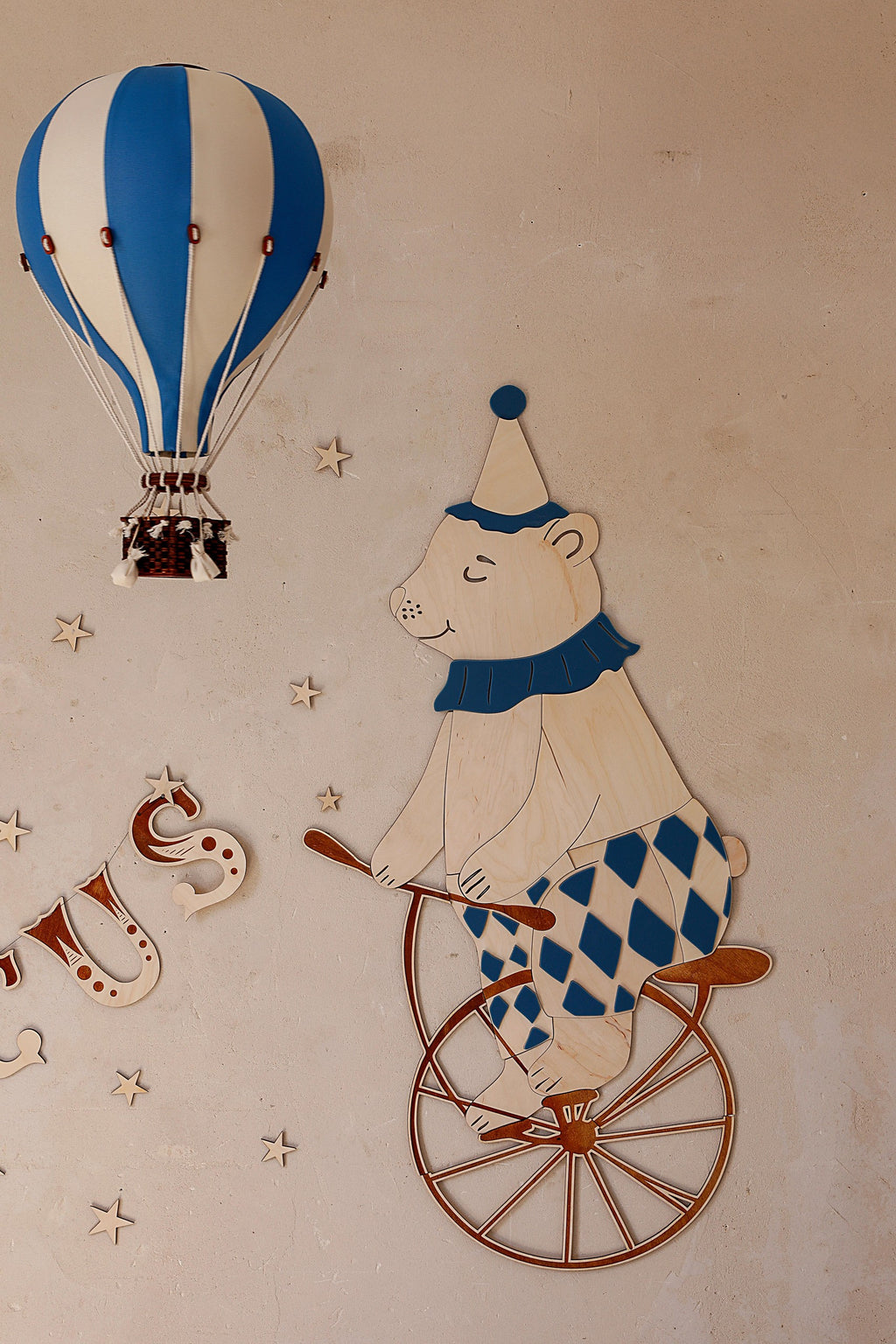 Wanddecoratie kinderkamer – houten beer op circusfiets