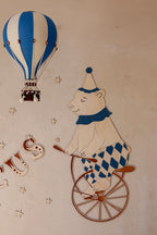 Wanddecoratie kinderkamer – houten beer op circusfiets