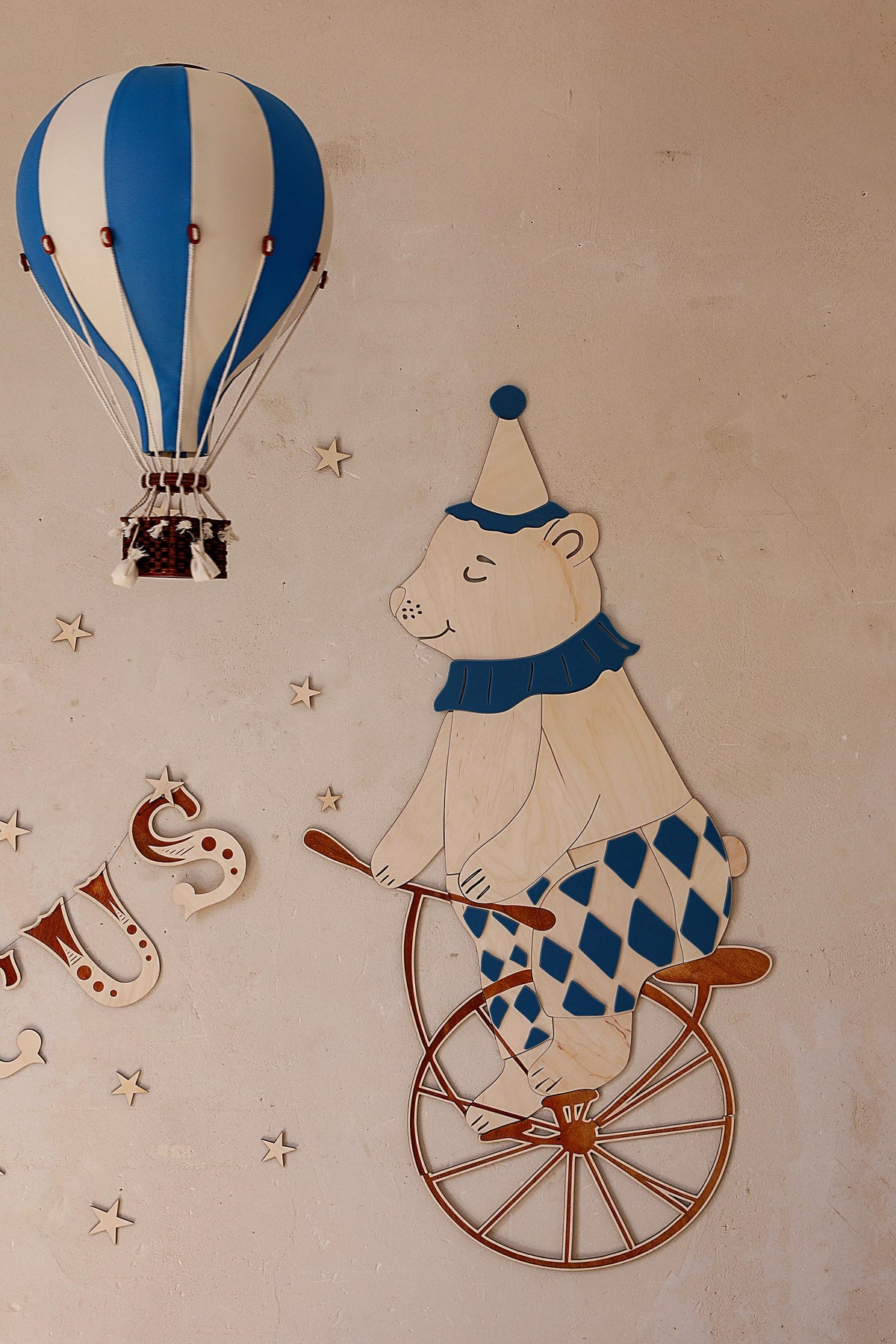 Wanddecoratie kinderkamer – houten beer op circusfiets