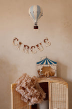 Wanddecoratie kinderkamer – houten letterslinger Circus