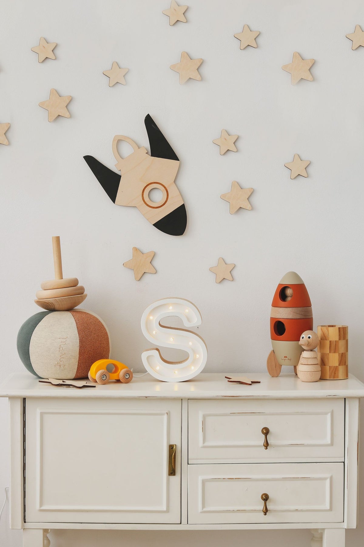 Wanddecoratie kinderkamer – houten maan, Saturnus, raket en sterren