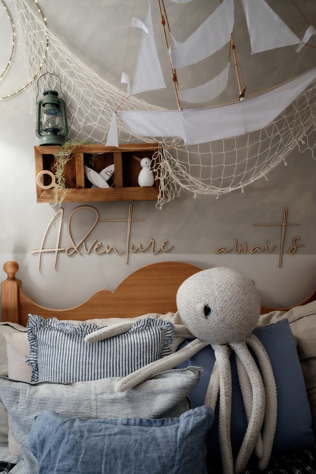 Wanddecoratie kinderkamer – houten tekstbord Adventure Awaits