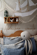 Wanddecoratie kinderkamer – houten tekstbord Adventure Awaits