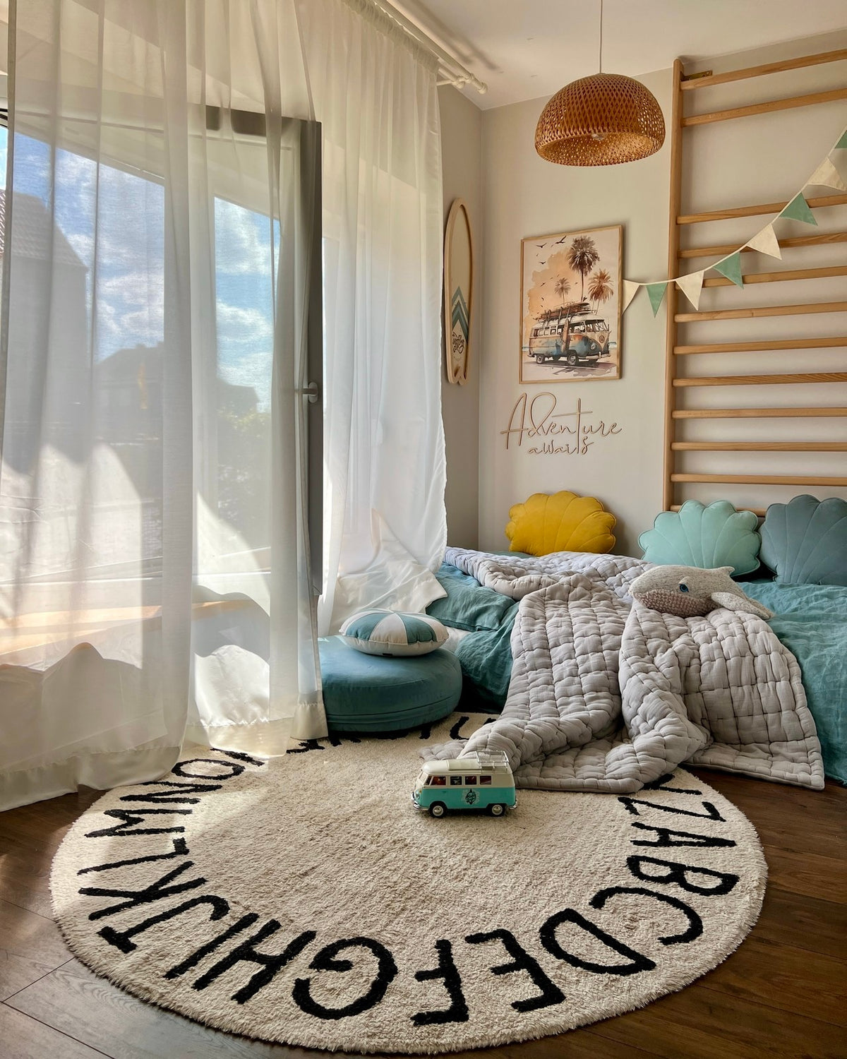 Wanddecoratie kinderkamer – houten tekstbord Adventure Awaits – afbeelding 2