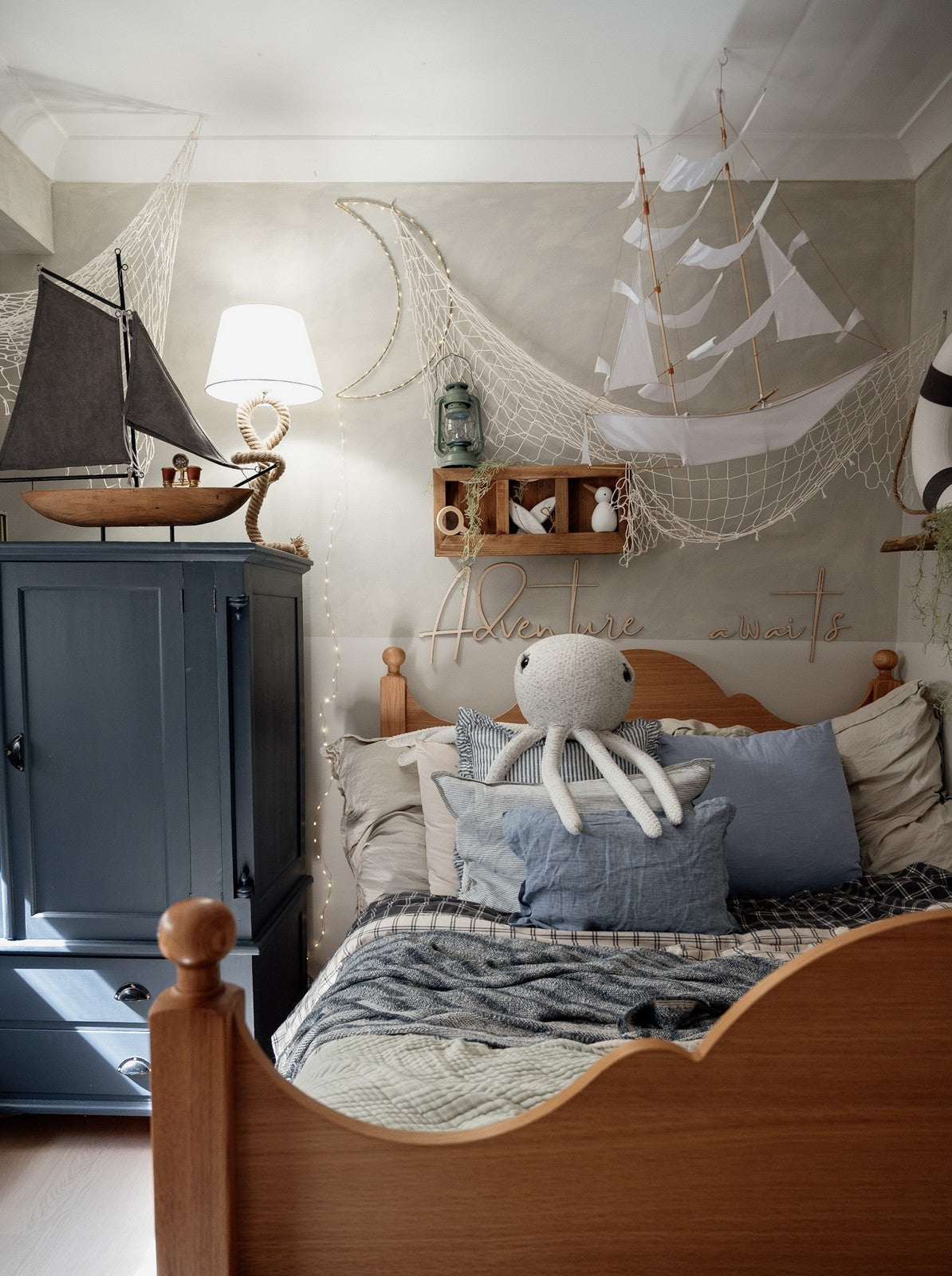Wanddecoratie kinderkamer – houten tekstbord Adventure Awaits – afbeelding 3