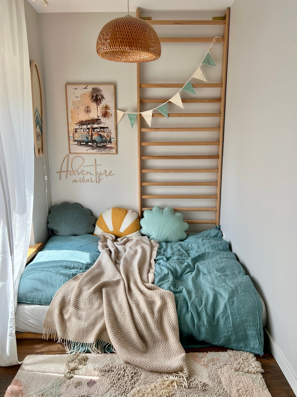 Wanddecoratie kinderkamer – houten tekstbord Adventure Awaits – afbeelding 7