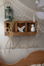 Wanddecoratie kinderkamer – houten tekstbord Adventure Awaits – afbeelding 9