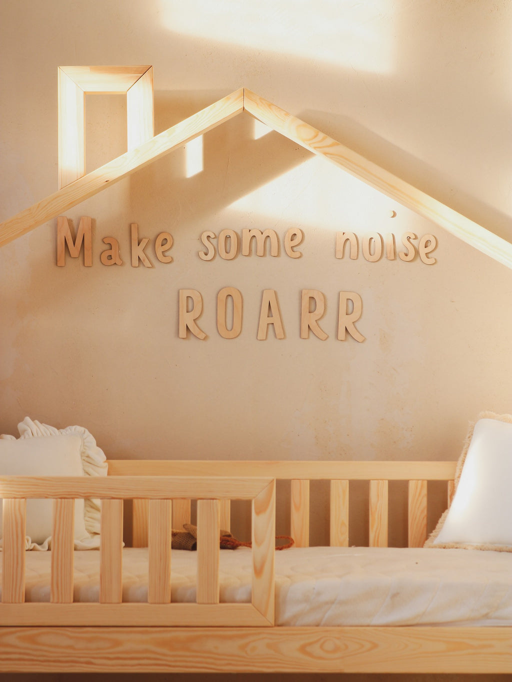Wanddecoratie kinderkamer – houten tekstbord Make Some Noise ROARR – afbeelding 2