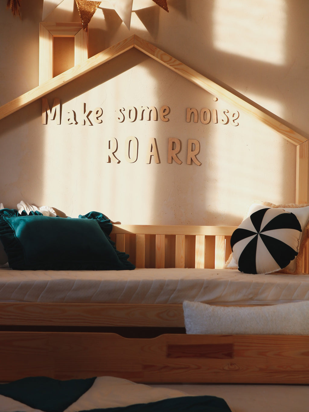 Wanddecoratie kinderkamer – houten tekstbord Make Some Noise ROARR – afbeelding 4