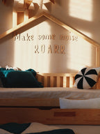 Wanddecoratie kinderkamer – houten tekstbord Make Some Noise ROARR – afbeelding 4
