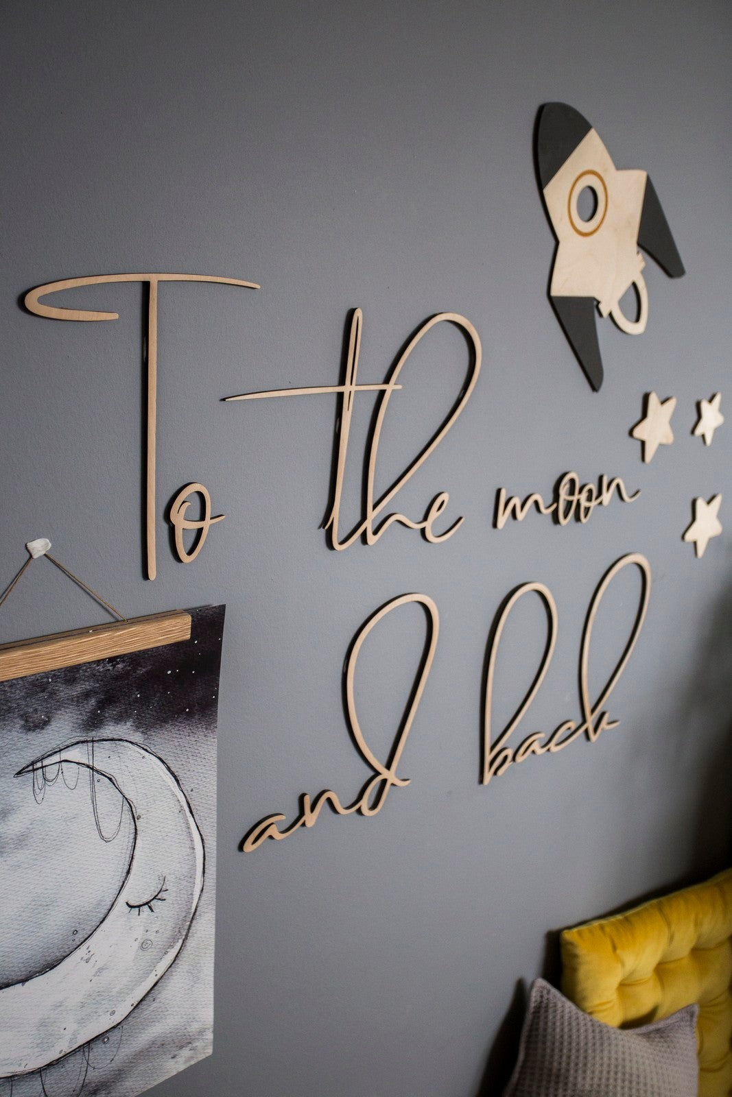 Wanddecoratie kinderkamer – houten tekstbord To The Moon And Back