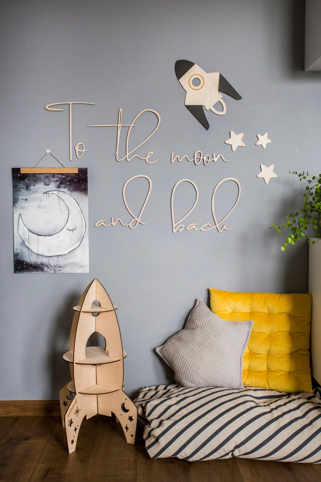 Wanddecoratie kinderkamer – houten tekstbord To The Moon And Back – afbeelding 2