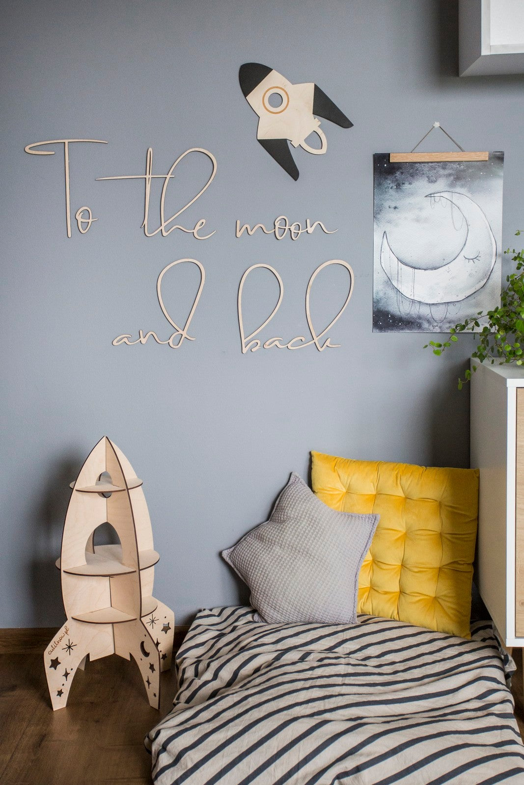 Wanddecoratie kinderkamer – houten tekstbord To The Moon And Back – afbeelding 3