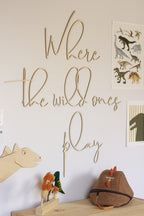 Wanddecoratie kinderkamer – houten tekstbord Where The Wild Ones Play