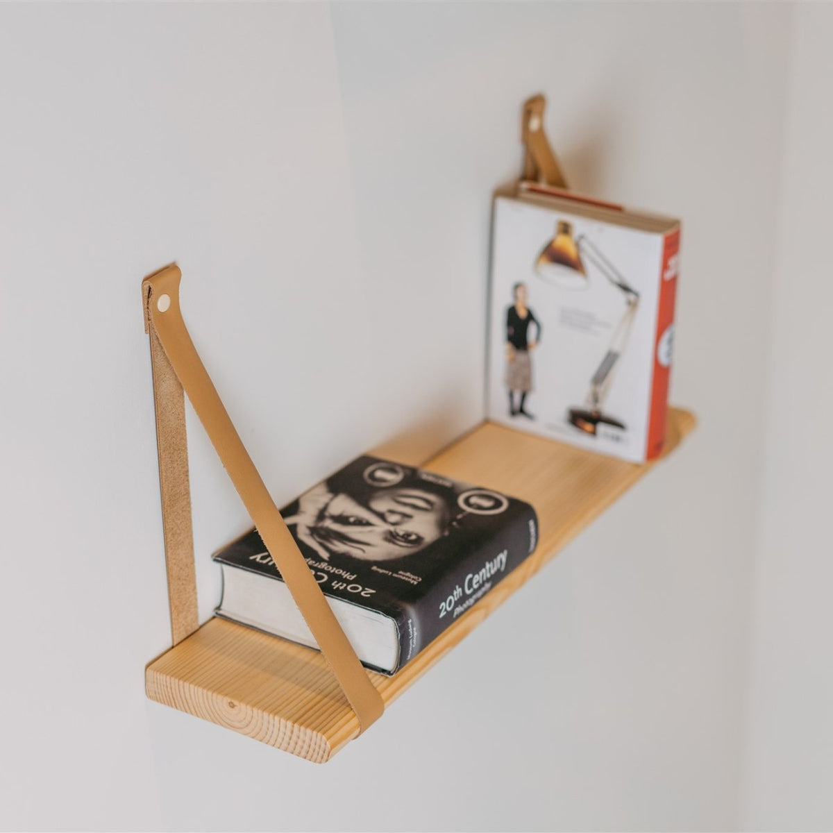 Zwevende houten wandplank 60 cm met leren banden – afbeelding 3