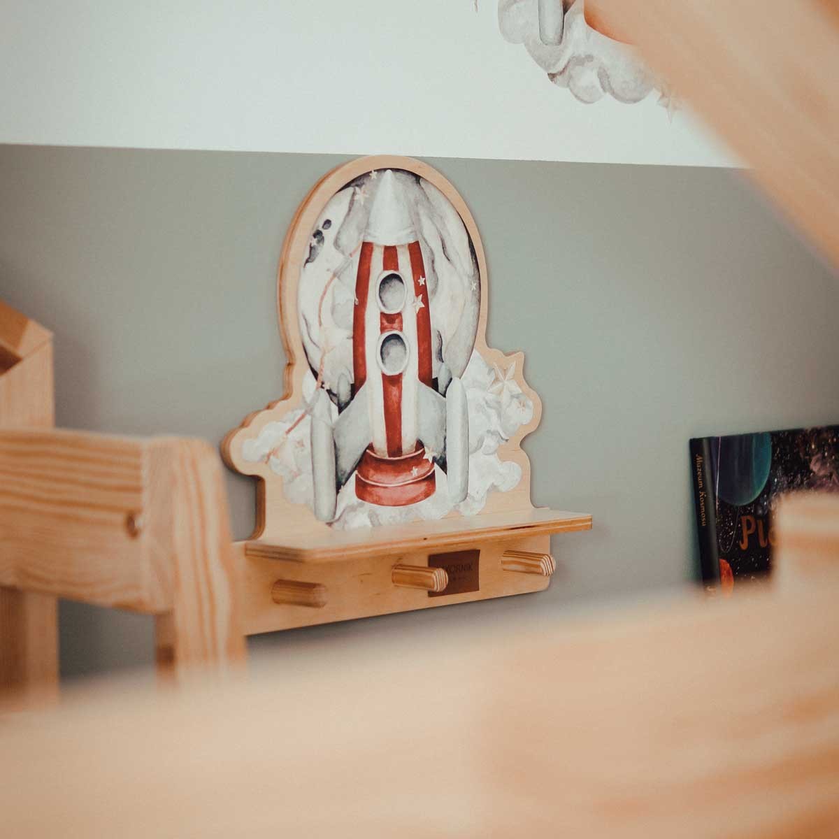 Wandplank kinderkamer met haakjes – raket – afbeelding 2