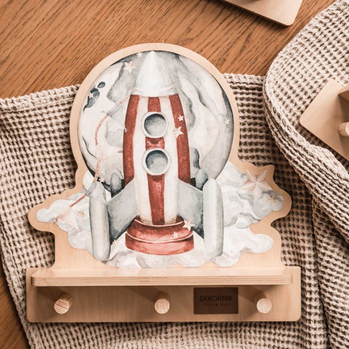 Wandplank kinderkamer met haakjes – raket – afbeelding 5