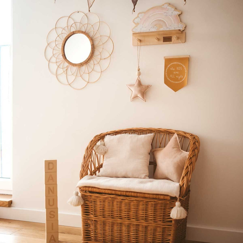 Wandplank kinderkamer met haakjes – roze regenboog – afbeelding 4