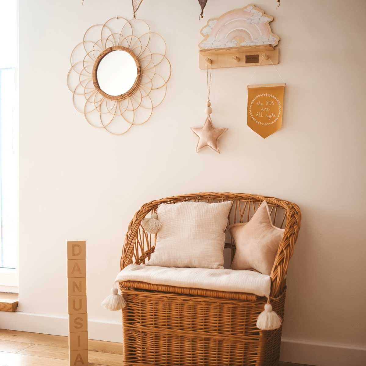 Wandplank kinderkamer met haakjes – roze regenboog – afbeelding 4
