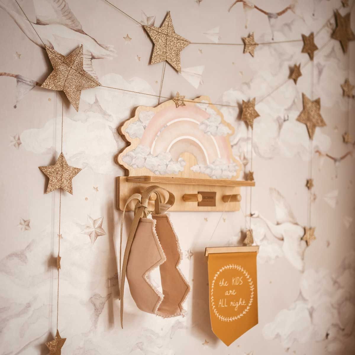 Wandplank kinderkamer met haakjes – roze regenboog – afbeelding 5